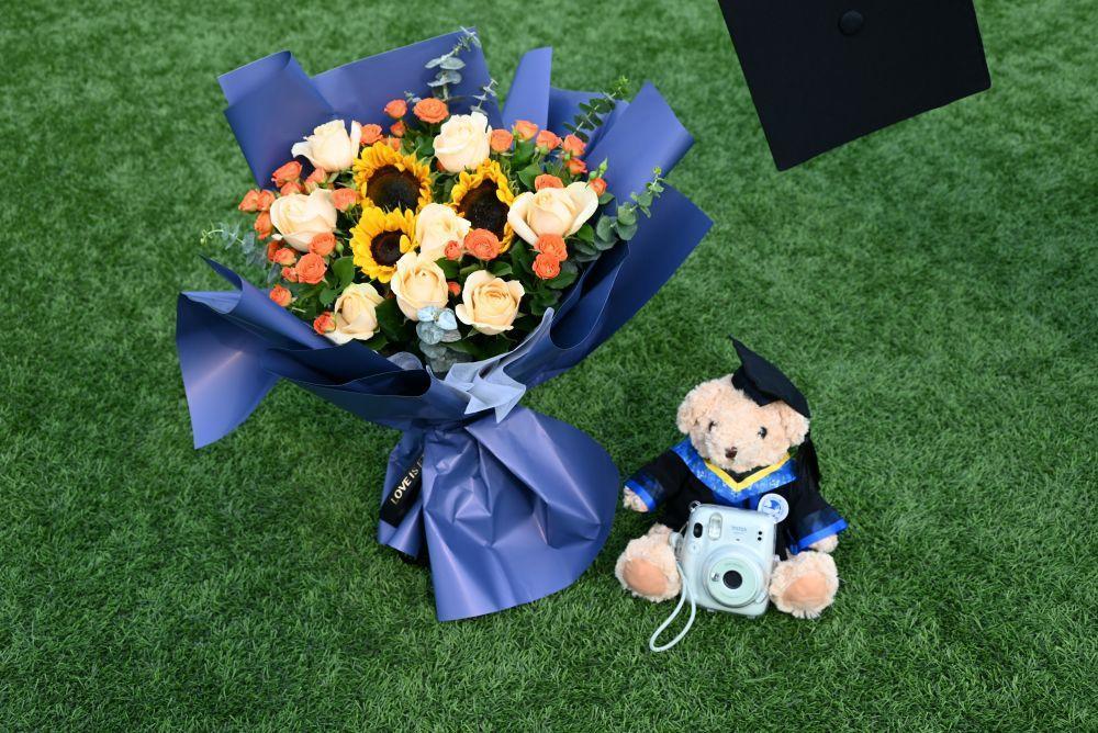 Do You Give Flowers at Graduation? A Simple Gifting Etiquette Guide
