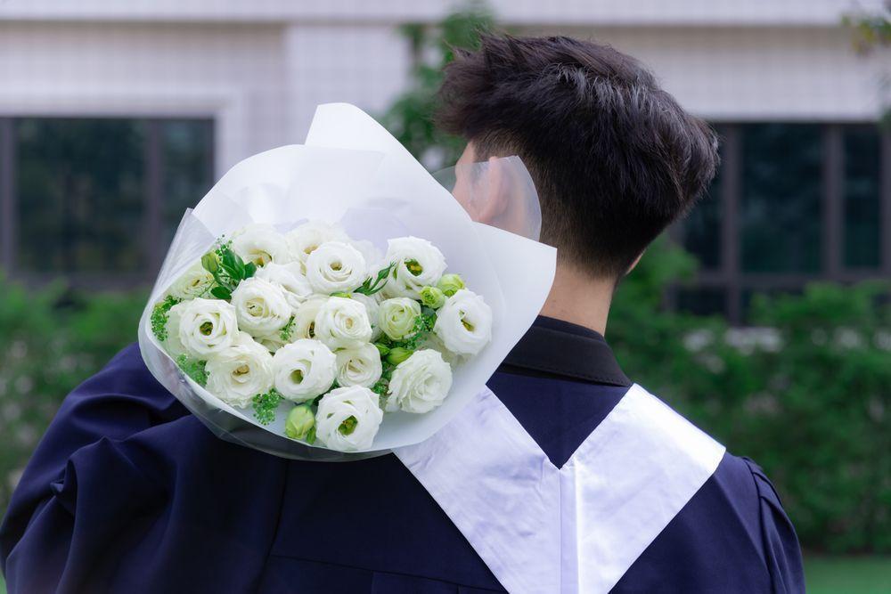 Flowers for Graduation Meaning: What Each Bloom Says